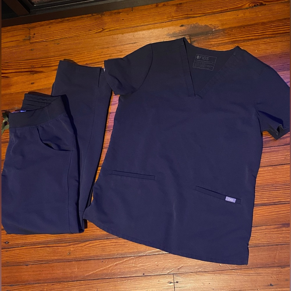 Figs quiet navy scrub set
